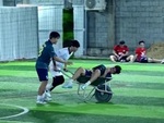 Cầu thủ bị thương được đội ngũ y tế cáng ra sân bằng xe rùa
