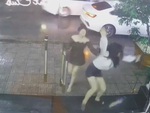 Cô gái đập mặt vào cửa kính cường lực vì hớt hải chạy mưa