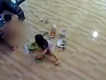 Đang ngồi chơi thì gặp bài tủ, bé gái nhún nhảy làm đổ mâm cơm