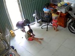 Bé trai đứng hình 20 giây khi bị người đàn ông vào nhà cướp điện thoại