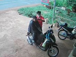 Bé trai nhất quyết không vào tiệm vì mất lòng tin với thợ cắt tóc