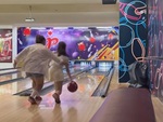 Cô gái quê một cục khi chơi bowling
