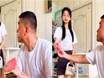 Chồng ngồi ngẩn ngơ khi phải nhường miếng dưa hấu cho vợ