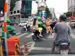 Hai tài xế xe công nghệ chạy xe máy kiểu 'khôn lỏi' bị CSGT tuýt còi