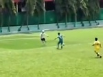 Chàng trai rê bóng lừa qua thủ môn, lừa luôn cả đồng đội