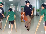 Cô gái nhảy lò cò trêu chọc bạn thân bị thương ở chân