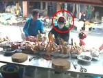 Nữ quái trộm thịt gà nhanh như chớp