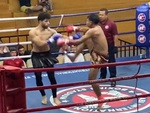 Võ sĩ giả vờ bắt tay để đánh lén bị đối thủ hạ knock out