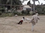 Chàng trai châu Phi sút penalty lừa thủ môn 'nghệ cả củ'