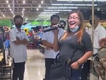 Cô gái test loa ở siêu thị điện máy, hát hay như nuốt đĩa
