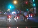 Hai quái xế ngã sõng soài vì chạy xe máy đánh võng trên đường