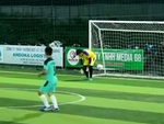 Thủ môn bị xâu kim dù bóng bay nhẹ hều