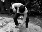 Thanh niên đeo kính 'vận khí công' chặt gạch hoài không vỡ