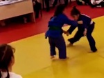 Bé gái chấn thương tay hướng dẫn bạn cách quật ngã đối thủ