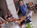 Bé trai nhảy điên cuồng khi rau dính chân tưởng con gì cắn