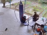 Cả nhà cười ngặt nghẽo khi thấy cô gái liên tục gặp sự cố