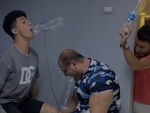 Người đàn ông nổi quạu khi chơi trò gõ chai nhựa