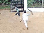 Vợ cầm 'đả cẩu bổng' rượt chồng chạy quanh nhà