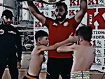 Võ sĩ nhí hổ báo trước trận bị đối thủ hạ knock out