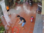 Chồng nhanh tay lượm tiền rơi của vợ rồi vờ ngồi im không biết