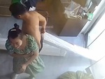 Vợ cười nắc nẻ khi phụ chồng dọn đồ