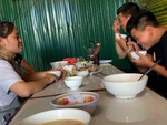Hai bố con cười sặc cơm khi troll mẹ