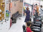 Cả tiệm cắt tóc giật mình khi chàng trai cụng đầu vào cửa kính