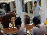 Bé trai có hành động ấm áp khi mẹ bị sặc thức ăn