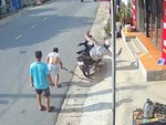 Chàng trai ngồi xe máy ngã dập mông vì sợ rắn