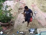 Chú chó sang chấn tâm lý vì sen hôi nách