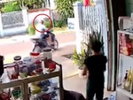 Trộm vào nhà lấy bia, chủ quán cười giòn tan vì tưởng đùa