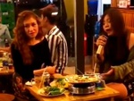 Cô gái ngồi vỉa hè cover 'Một thời đã xa' hay như nuốt đĩa