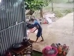 Chàng trai hoảng hồn quăng rổ rau khi nghe tiếng sấm sét