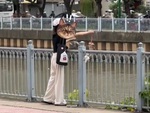 Cô gái phóng sinh cua biển xuống sông