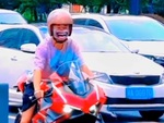 Chàng trai chạy mô tô đeo khẩu trang 'cười cả ngày'