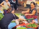 Người phụ nữ giật mình với kiểu cách mua rau của cô gái