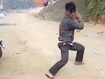 Thanh niên say rượu múa 'túy quyền' kiểu lì đòn