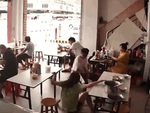 Chàng trai hắt xì hơi làm cô gái giật mình ngã ngửa