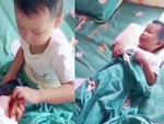 Bé trai vội cất điện thoại khi thấy mẹ đưa gậy 'đả cẩu bổng'