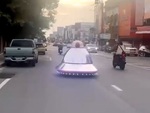 UFO chạy băng băng trên đường phố ở Thái Lan