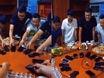 Dân nhậu dùng gà chạy bằng cót để chọn người thanh toán hóa đơn