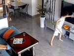 Bé trai đứng hình khi dùng gậy đập vỡ màn hình tivi