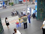 'Cô hồn văn minh' đợi gia chủ thắp nhang xong mới giật gà cúng