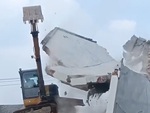 Tài xế máy xúc hú hồn khi phá tường nhà