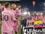 Khoảnh khắc Messi nhường băng đội trưởng cho đồng đội trước khi nâng cúp