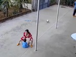 Mẹ hú hồn khi sút bóng trúng đầu con nhỏ