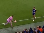 Đồng đội Messi quá nhiệt tình, suýt báo hại đội nhà thủng lưới