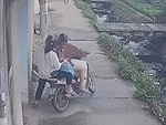 Cô gái chở hàng cồng kềnh lao xe máy xuống dòng kênh đen
