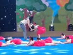 Cô giáo mầm non khổ sở khi trò lên sân khấu múa nhưng lại quên bài