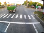 Tài xế xe tải 'chạy vào ô mất tiền' vì vượt đèn đỏ